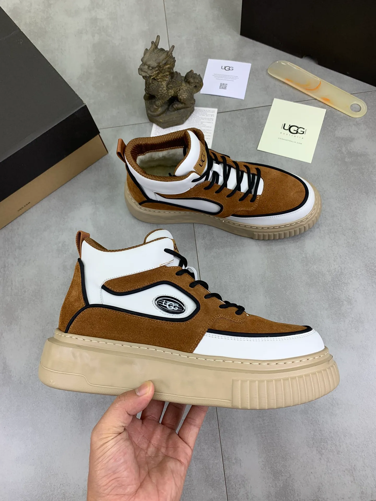 Men's shoes 💰P640 [New style] 💰 🆘 "Real wool" [UGG] 👉The popular men's shoes are synchronized with the official website 🔰The quality of the genuine products [satisfied] is not comparable to the imitations in the general market 🌀The upper is imported Italian frosted cowhide, and the lining is: foot pad 🅰️ grade 🐑Real wool👻Only Grade A can show the effect The hand feels smooth and delicate 🔱The shoe shape is grand, only genuine manufacturers can do it 🎄The perfect toughness of the original outsole 👻⬛️ allows customers to say goodbye to one-time consumption. Real wool lining, super warm. Available in black, brown and gray. Size: 39-44